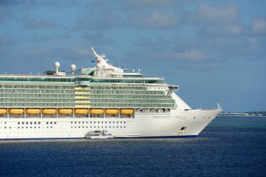 Kraliyet Karayipleri Uluslararası Gemi Bağımsızlığı George Town, Cayman Adaları açıklarında deniz çapası.