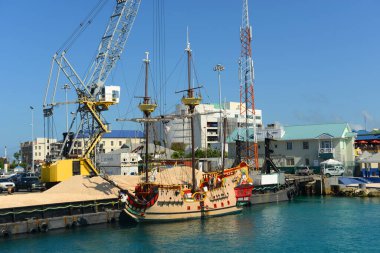 Şehir merkezindeki korsan gemisi George Town, Grand Cayman, Cayman Adaları.