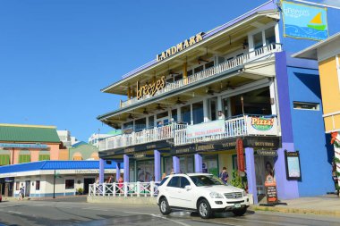 George Town, Grand Cayman, Cayman Adaları 'ndaki Harbour Drive' daki tarihi dükkan..