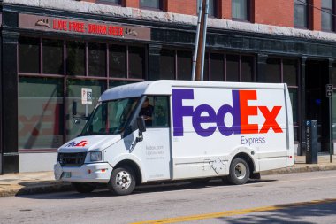 Elm Caddesi 'ndeki FedEx kamyonu Manchester, New Hampshire NH, ABD. 