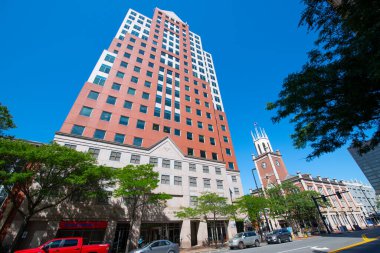 Elm Caddesi 'ndeki tarihi ticari binalar Market Caddesi ve Manchester şehir merkezindeki City Hall Plaza, New Hampshire NH, ABD.