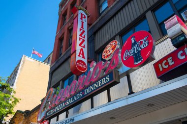 Elm Caddesi 'ndeki tarihi ticari binalar Manchester şehir merkezindeki Spring Street, New Hampshire NH, ABD. 