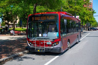 Manchester Transit Authority MTA kamu otobüsü Rota # 9 Manchester, New Hampshire NH şehir merkezindeki Elm Caddesi üzerindeki terminal East Side Plaza 'da. 