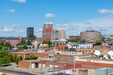 Manchester modern şehir silueti City Hall Plaza ve Brady Sullivan Plaza binaları Manchester şehir merkezinde, New Hampshire NH, ABD. 