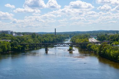 Merrimack Nehri ve Manchester şehir merkezi yakınlarındaki tarihi değirmen binalarının hava manzarası, New Hampshire NH, ABD. 