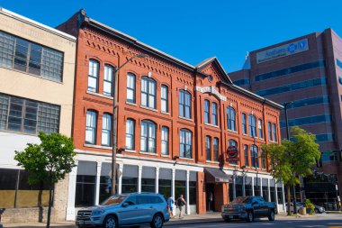 Elm Caddesi 'ndeki tarihi ticari binalar Manchester şehir merkezindeki Bridge Street, New Hampshire NH, ABD. 