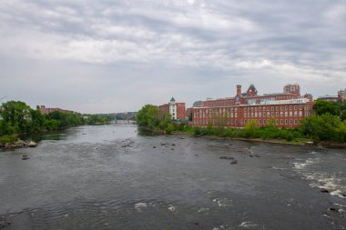 Manchester, New Hampshire NH, ABD 'deki Merrimack Nehri' nin kıyısındaki tarihi Amoskeag Mill binaları. 