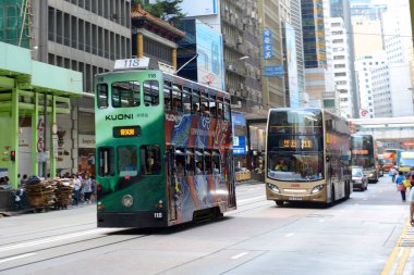 Hong Kong Adası, Hong Kong, Çin 'de Pottinger Caddesi yakınlarındaki Des Voeux Road Central' da çift katlı tramvay. Hong Kong Tramvayları 'nın 110 yılı aşkın bir geçmişi var..