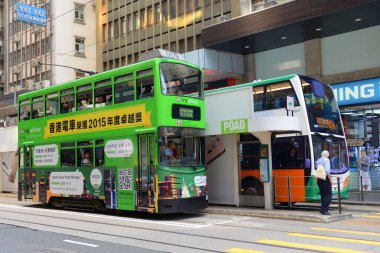 Hong Kong Adası, Hong Kong, Çin 'de Pottinger Caddesi yakınlarındaki Des Voeux Road Central' da çift katlı tramvay. Hong Kong Tramvayları 'nın 110 yılı aşkın bir geçmişi var..
