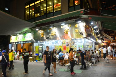 Hong Kong Tapınak Sokağı geceleri Kowloon, Hong Kong, Çin 'de. Temple Caddesi gece pazarı ve geceleri Hong Kong 'daki en işlek bit pazarı ile ünlüdür..
