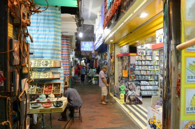 Hong Kong Tapınak Sokağı geceleri Kowloon, Hong Kong, Çin 'de. Temple Caddesi gece pazarı ve geceleri Hong Kong 'daki en işlek bit pazarı ile ünlüdür..