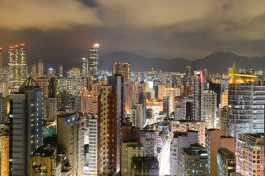 Hong Kong Kowloon Skyline 'dan Tsim Sha Tsui gece Kowloon' da.