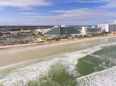 Daytona Beach Hilton ve okyanus manzaralı bulutlu bir günde, Daytona Sahili, Florida FL, ABD. 