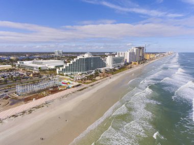 Daytona Beach Hilton ve okyanus manzaralı bulutlu bir günde, Daytona Sahili, Florida FL, ABD. 