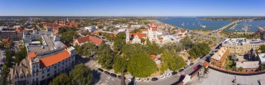 St. Augustine şehir hava manzarası Plaza de la Constitucion, St. Augustine Katedral Bazilikası ve Vali Panorama, St. Augustine, Florida, ABD.