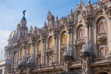 Havana Büyük Tiyatrosu (Gran Teatro de la Habana) Paseo del Prado 'daki Central Park' ta (Parque Central) (La Habana Vieja). Eski Havana bir Dünya Mirası Alanı. 