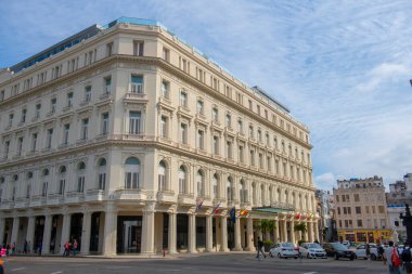 Gran Hotel Manzana Kempinski Eski Havana 'daki Central Park' ta (Parque Central). Eski Havana bir Dünya Mirası Alanı. 