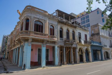 Paseo del Prado 'daki tarihi binalar Eski Havana' daki Calle Refugio Caddesi 'nde (La Habana Vieja). Eski Havana bir Dünya Mirası Alanı. 