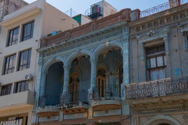 Paseo del Prado 'daki tarihi binalar Küba' nın başkenti Havana 'daki Calle Colon ile Refugio Caddesi arasında. Eski Havana bir Dünya Mirası Alanı. 