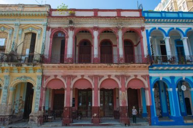 Paseo del Prado 'da Calle Genios ile Eski Havana' daki Refugio Caddesi (La Habana Vieja) arasındaki tarihi binalar. Eski Havana bir Dünya Mirası Alanı. 
