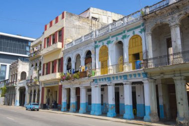 Centro de Danza de la Habana Paseo del Prado 'da Calle Genios ve Refugio Caddesi arasında Eski Havana (La Habana Vieja), Küba. Eski Havana bir Dünya Mirası Alanı. 