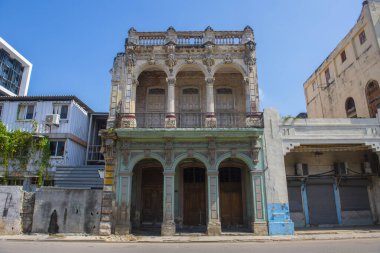 Paseo del Prado 'da Calle Genios ile Eski Havana' daki Refugio Caddesi (La Habana Vieja) arasındaki tarihi binalar. Eski Havana bir Dünya Mirası Alanı. 