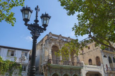 Paseo del Prado 'da Calle Genios ile Eski Havana' daki Refugio Caddesi (La Habana Vieja) arasındaki tarihi binalar. Eski Havana bir Dünya Mirası Alanı. 
