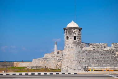 Küba, Havana Limanı 'ndaki Castillo de San Salvador de la Punta nöbetçi kulübesinde (La Habana Vieja). Eski Havana bir Dünya Mirası Alanı. 