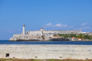 Küba 'nın başkenti Havana' da Havana Limanı 'nın ağzında bulunan Castillo de los Tres Reyes del Morro' daki deniz feneri (Faro). Eski Havana bir Dünya Mirası Alanı. 