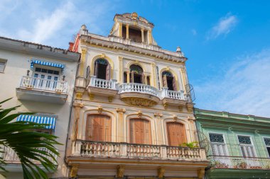 Calle Compostela 'daki Plaza del Angel' da ve Eski Havana 'daki Cuarteles Caddesi' nde (La Habana Vieja). Eski Havana bir Dünya Mirası Alanı.