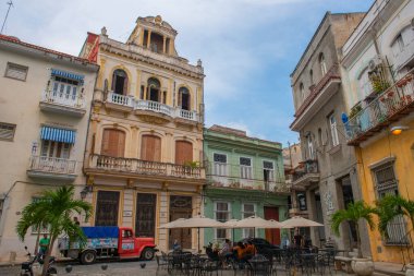 Calle Compostela 'daki Plaza del Angel' da ve Eski Havana 'daki Cuarteles Caddesi' nde (La Habana Vieja). Eski Havana bir Dünya Mirası Alanı.