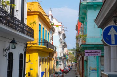 Küba, Havana 'daki Habana Caddesi' ndeki Calle Cuarteles Caddesi 'ndeki tarihi binalar. Eski Havana bir Dünya Mirası Alanı. 