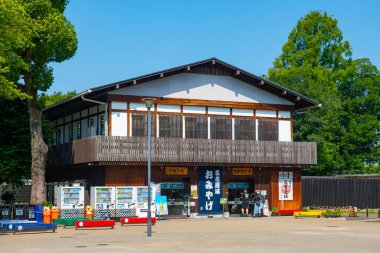 Nagoya Kalesi hediyelik eşya dükkanı. Nagoya Kalesi, Japonya 'nın Aichi ilinin tarihi Nagoya kentinde bulunan bir Japon kalesidir. Japonya 'nın en ünlü kalelerinden biridir.. 