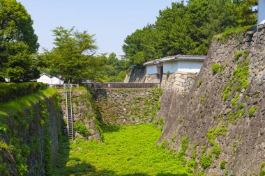 Nagoya Kalesi iç hendek ve iç duvar. Nagoya Kalesi, Japonya 'nın Aichi ilinin tarihi Nagoya kentinde bulunan bir Japon kalesidir. Japonya 'nın en ünlü kalelerinden biridir.. 