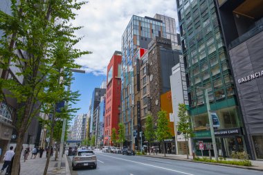 Ginza Dori Caddesi 'nde, Chuo, Tokyo, Japonya' da Ginza Altı ve Ginza Yedi arasında lüks bir alışveriş markası.. 
