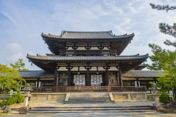 Horyu Ji Tapınağının merkez kapısı (Chumon). Bu tapınak Japonya 'nın Nara ilinin Ikaruga şehrinde bir Budist tapınağıdır. Bu tapınak, Horyu-ji Bölgesi UNESCO Dünya Mirası Bölgesi 'ndeki Budist anıtlarıdır..