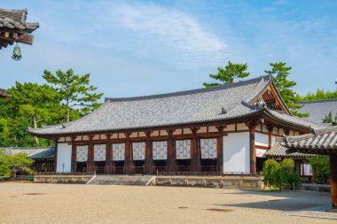 Horyu Ji Tapınağı Büyük Konferans Salonu. Bu tapınak Japonya 'nın Nara ilinin Ikaruga şehrinde bir Budist tapınağıdır. Bu tapınak, Horyu-ji Bölgesi UNESCO Dünya Mirası Bölgesi 'ndeki Budist anıtlarıdır..