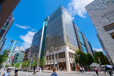 Ginza Dori Caddesi 'ndeki Bvlgari bayrak gemisi. Chuo, Tokyo, Japonya' da Ginza 2.. 