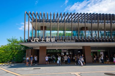 JR Ueno İstasyonu Ueno Parkı çıkışı. Ueno İstasyonu, Tokyo, Japonya 'nın Taito bölgesinde büyük bir istasyondur.. 