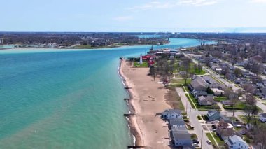 Fort Gratiot Deniz Feneri 1825 'te Huron Gölü' nden St. Clair Nehri 'nin girişine inşa edilmiştir.. 