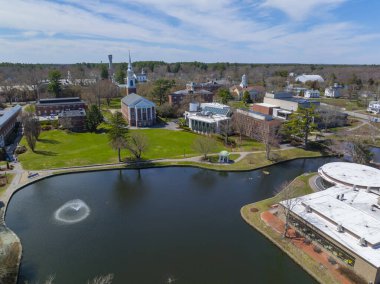 Wheaton Koleji havacılık manzarası, Bristol County, Massachusetts MA, ABD 'deki tarihi şehir merkezi Norton' daki Cole Memorial Chapel 'i de kapsıyor.. 