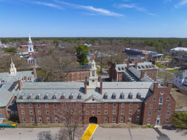 Wheaton Koleji hava manzarası, ABD 'nin Massachusetts MA eyaletinin tarihi Norton kasabasındaki 26 E Main Caddesi' ndeki Everett Konut Salonu 'nu da kapsıyor.. 