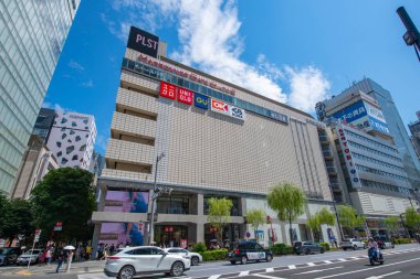 Ginza Maronie Dori Caddesi 'ndeki Marronnier Kapısı Ginza 2 Binası. Ginza Nishi 2, Chuo, Tokyo, Japonya' da.. 