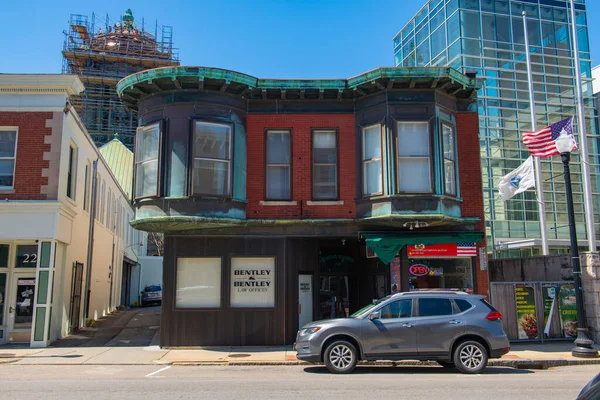 Taunton Green, Bristol County, Massachusetts MA, ABD 'deki tarihi şehir merkezinde ana caddedeki tarihi ticari blok binaları.. 