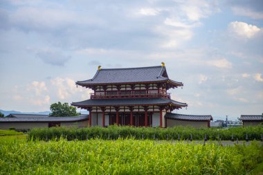 Japonya 'nın tarihi Nara kentindeki Heijo Sarayı Tarihi Parkı' nın Suzakumon Kapısı. Bu park Antik Nara UNESCO Dünya Mirası Alanına ait.. 