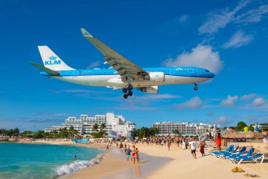 KLM Airbus 330-200 PH-AOA Prenses Juliana Uluslararası Havalimanı SXM 'ye inmeden önce Maho Plajı üzerinde uçuyordu.. 