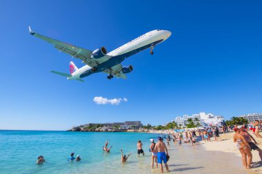 Delta Hava Yolları Boeing 757-200 N6701 Prenses Juliana Uluslararası Havalimanı SXM 'ye inmeden önce Maho Sahili üzerinde uçuyordu.. 