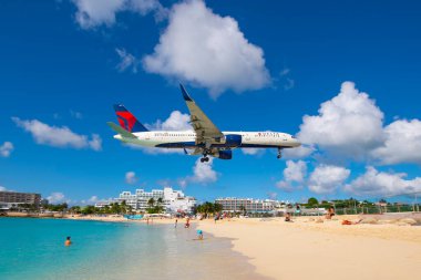 Delta Hava Yolları Boeing 757-200 N553NW Prenses Juliana Uluslararası Havalimanı SXM 'ye inmeden önce Maho Plajı üzerinde uçuyor.. 