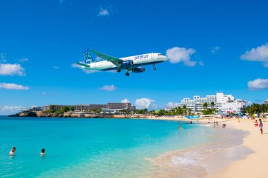 JetBlue Airways Airbus 320-200 N593JB Prenses Juliana Uluslararası Havalimanı SXM 'ye inmeden önce Maho Plajı üzerinde uçuyor.. 