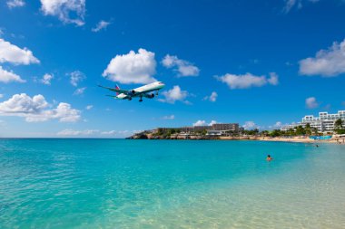 Delta Hava Yolları Boeing 757-200 N553NW Prenses Juliana Uluslararası Havalimanı SXM 'ye inmeden önce Maho Plajı üzerinde uçuyor.. 